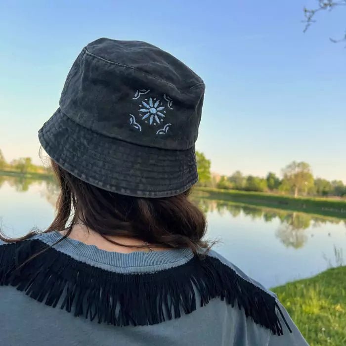 washed-out bucket hat in organic cotton and embroidered azulejos