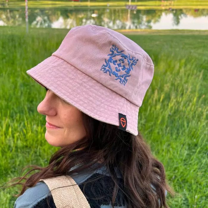 washed-out bucket hat in organic cotton and embroidered azulejos