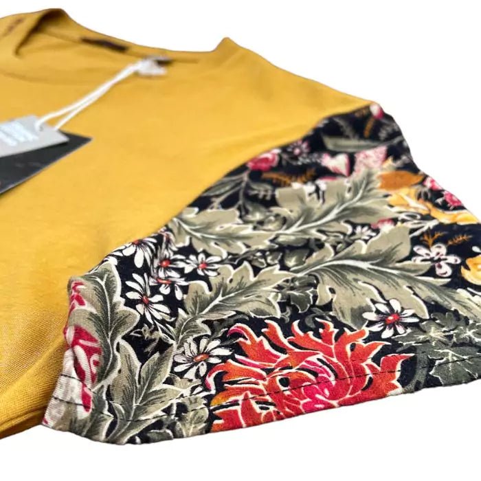 Turmeric colored boho t-shirt in organic cotton with sewn sleeves with floral motif and embroidery on the collar